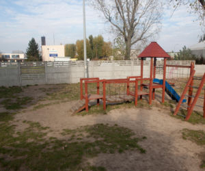Horror na placu zabaw, betonowy płot zmiażdżył Maję