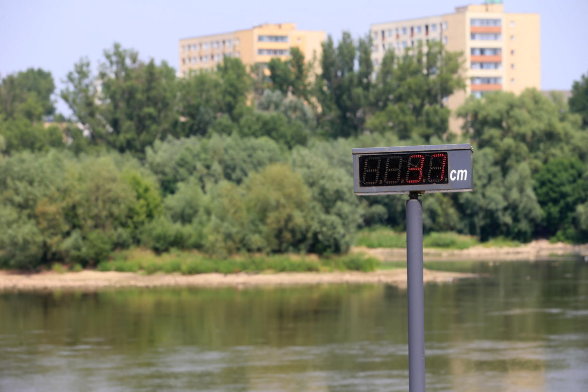 Przez suszę myję się mniej. W gminach pod Warszawą zaczyna brakować wody. Sytuacja jest dramatyczna