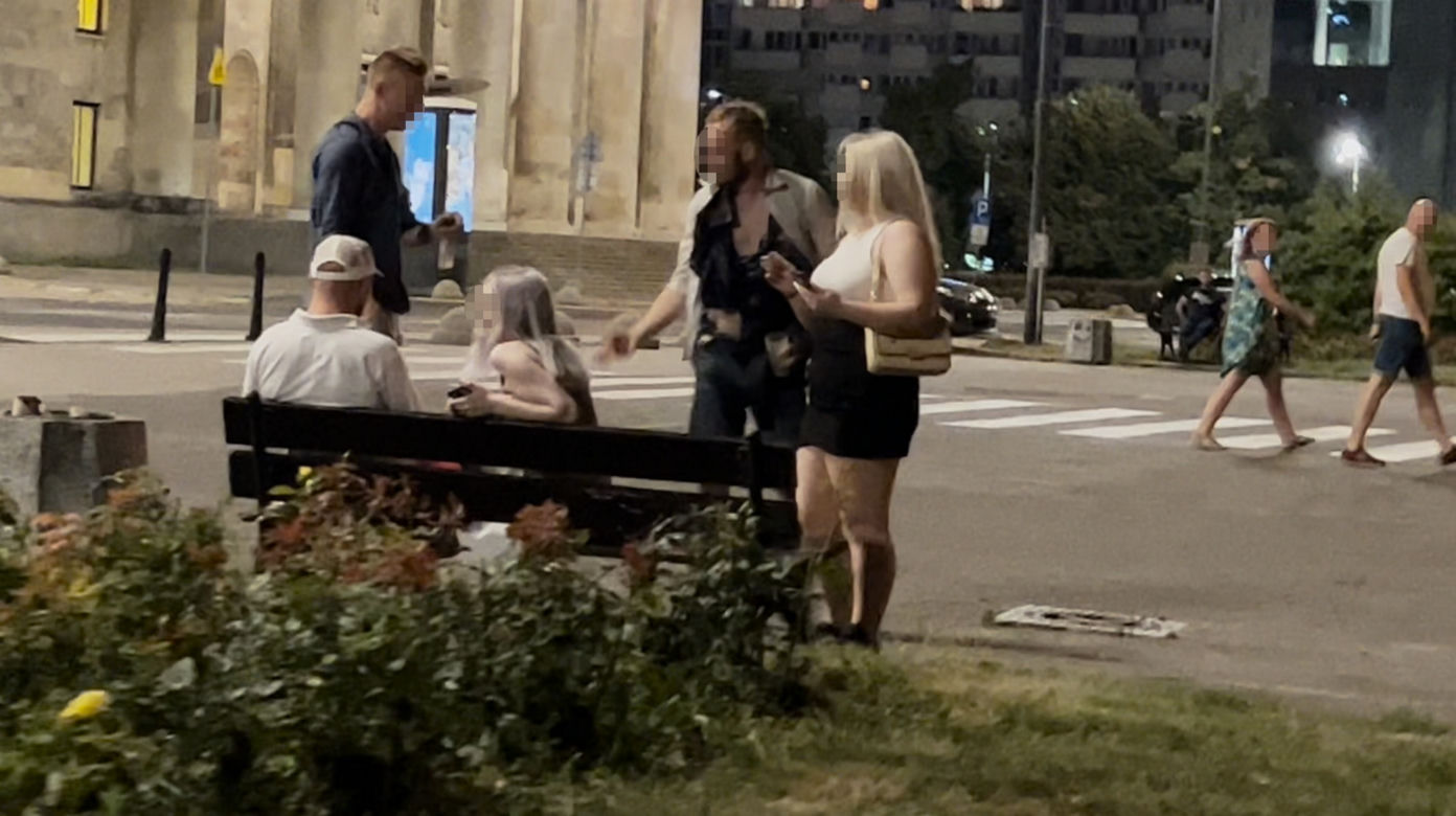 Biegał nago, groził śmiercią i zaatakował przechodniów. Dantejskie sceny pod Pałacem Kultury 