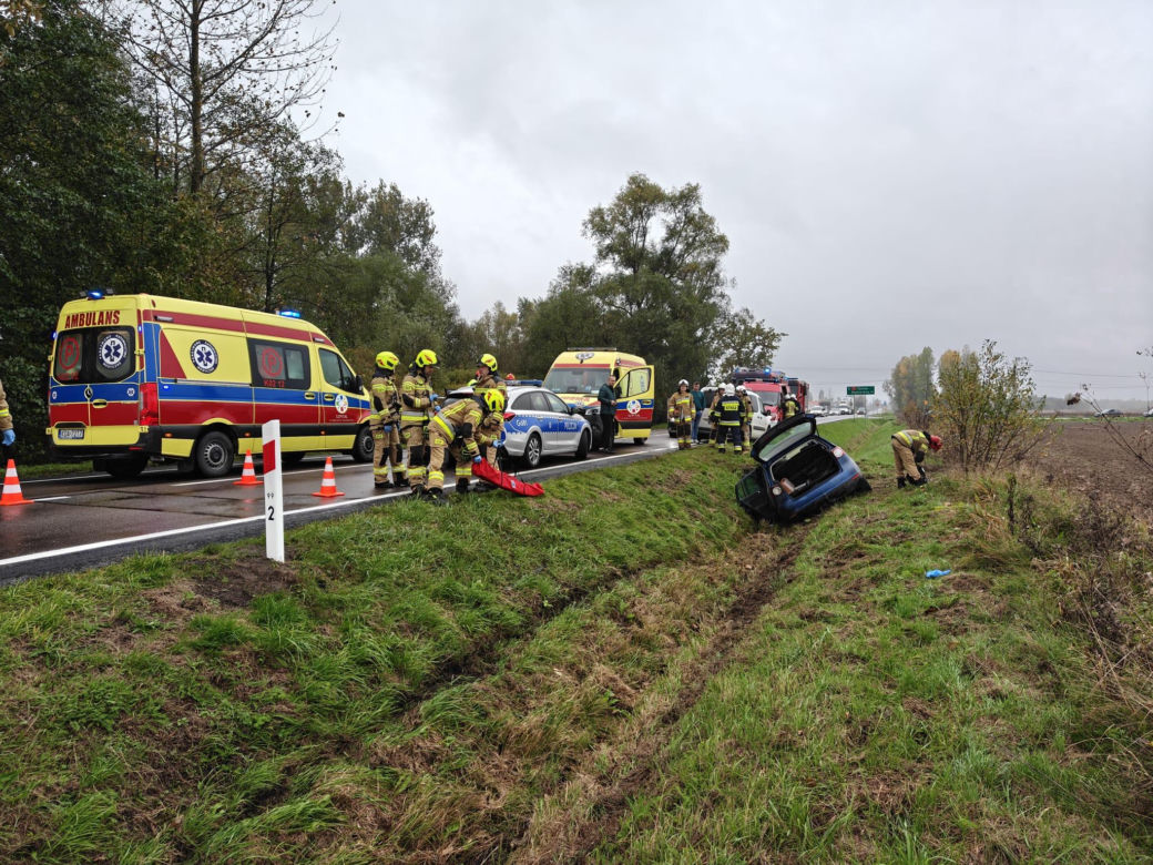 Volkswagen z trójką nastolatków roztrzaskał się na Powiślu Dąbrowskim. Dwie osoby były nietrzeźwe