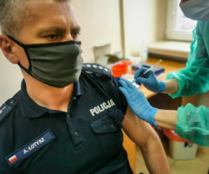 Białystok. Policjanci szczepią się przeciw COVID-19