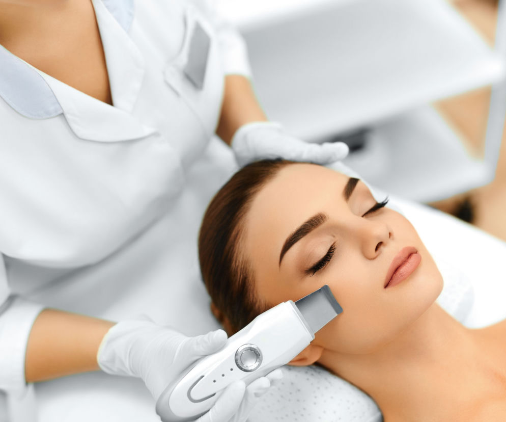 Wiosenne zabiegi kosmetyczne: peeling kawitacyjny, mezoterapia bezigłowa, mezolifting, kwas hialuronowy
