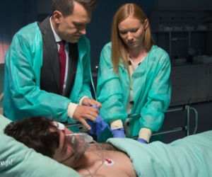 Na dobre i na złe odc. 610. Adam Krajewski (Grzegorz Daukszewicz), Wiktoria Consalida (Katarzyna Dąbrowska), Andrzej Falkowicz (Michał Żebrowski)
