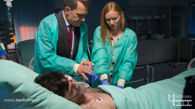 Na dobre i na złe odc. 610. Adam Krajewski (Grzegorz Daukszewicz), Wiktoria Consalida (Katarzyna Dąbrowska), Andrzej Falkowicz (Michał Żebrowski)