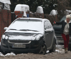 Katarzyna Figura sama odśnieża samochód
