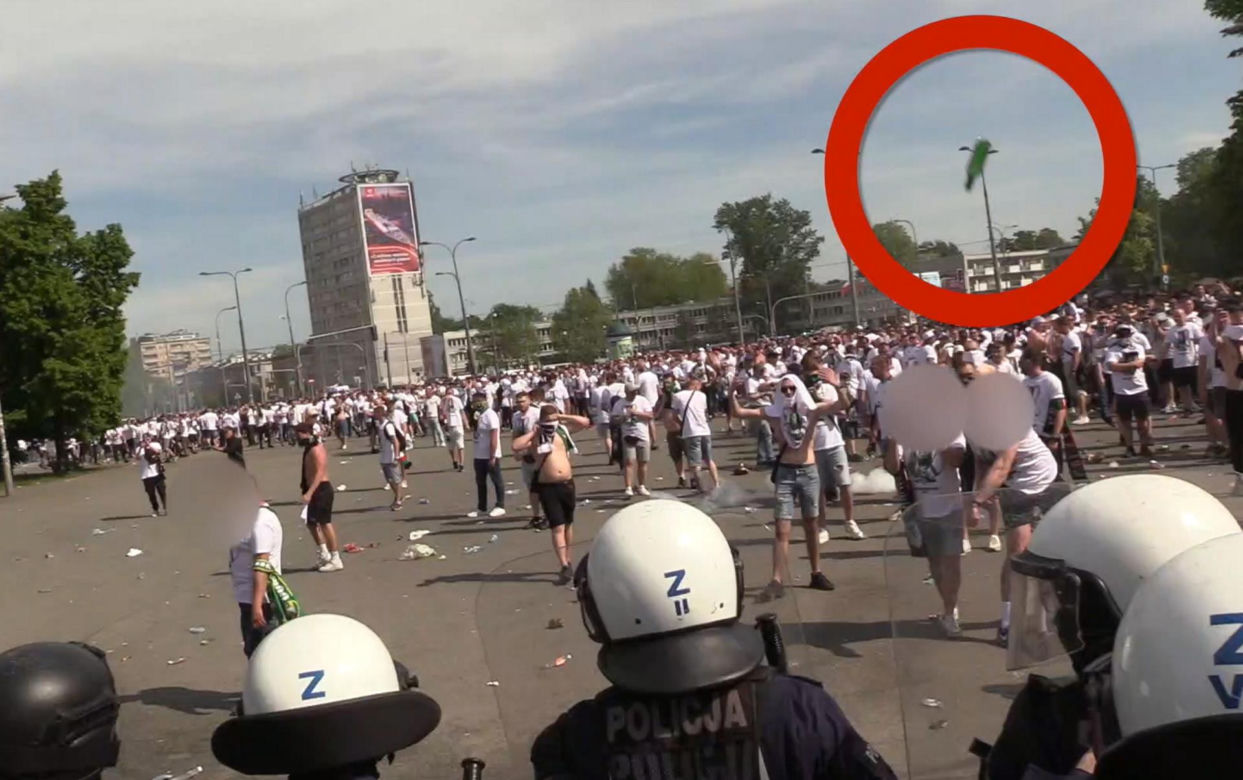 Służby opublikowały szokujące nagranie. Kibice rzucali w policjantów szklanymi butelkami. „Zatrzymali blisko 100 osób”.
