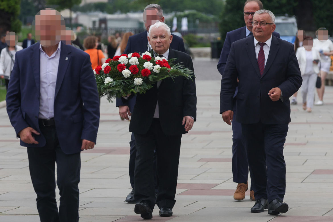 Jarosław Kaczyński odwiedził grób brata w dniu urodzin. Towarzyszyła mu rodzina [ZDJĘCIA]