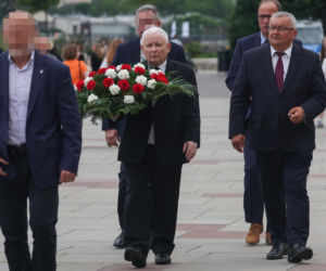 Jarosław Kaczyński odwiedził grób brata w dniu urodzin. Towarzyszyła mu rodzina [ZDJĘCIA]