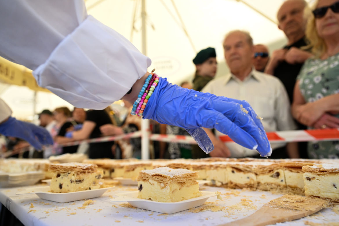 Gigantyczna kremówka w Rzeszowie gotowa. Porcji wystarczy dla każdego!