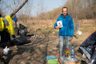 Ich dom to namiot w rezerwacie. Jak Paweł, Agnieszka i Zbyszek zorganizowali życie w cieniu mostu?