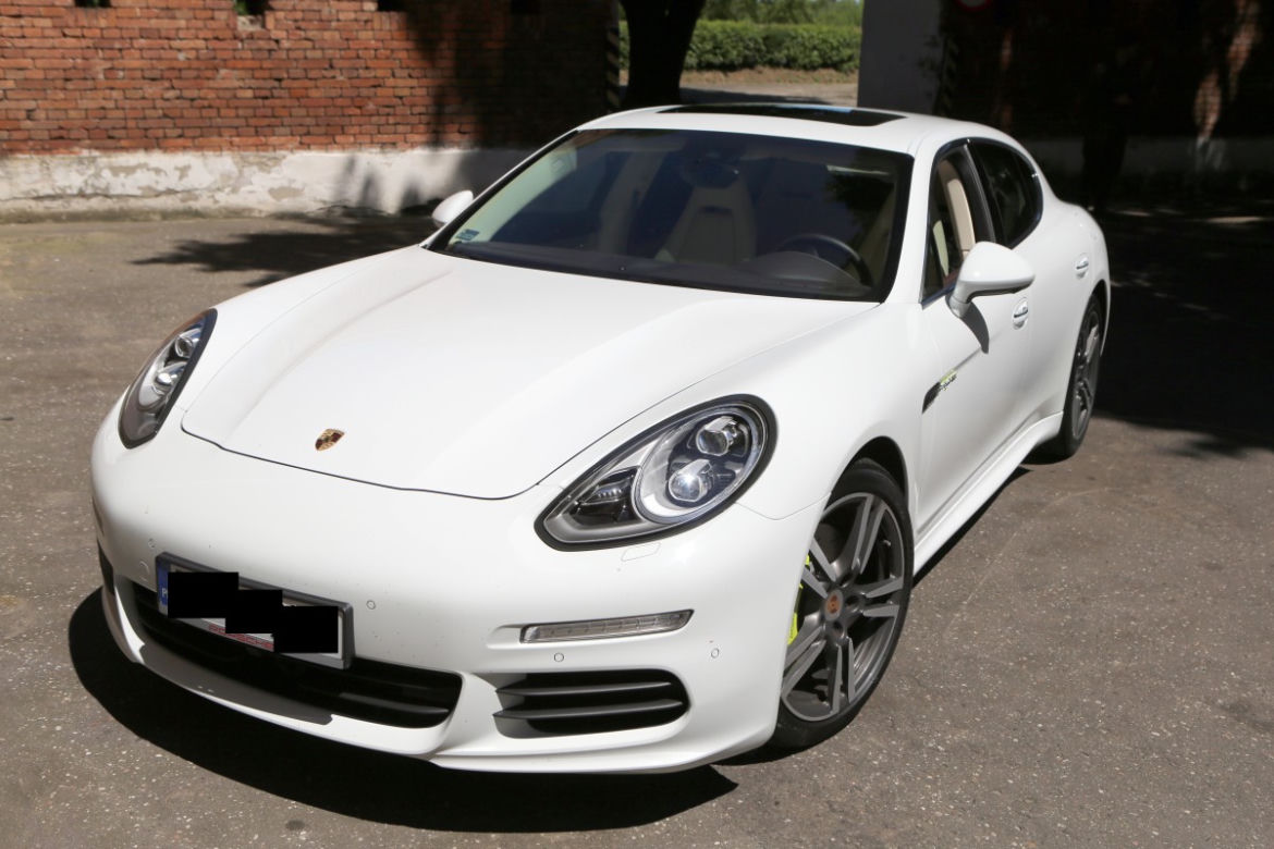 Marcin Gortat jeździ hybrydowym Porsche Panamera