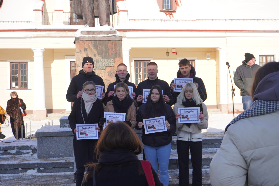 Studniówka miejska w Białymstoku. Prezydent wraz z maturzystami zatańczyli poloneza