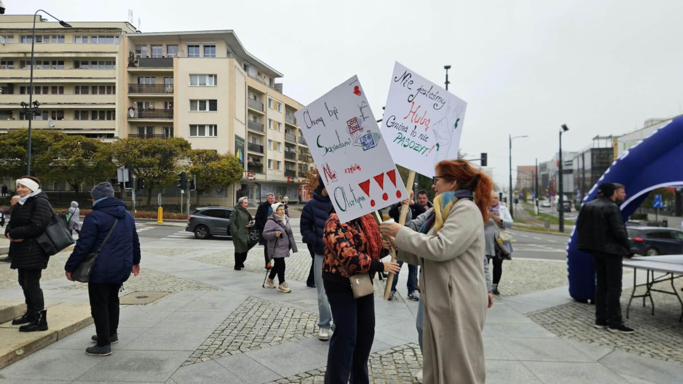 Poszerzenie granic administracyjnych Olsztyna kosztem Stawigudy i Dywit: mieszkańcy gmin protestowali przed ratuszem, byli prezydenci miasta popierają