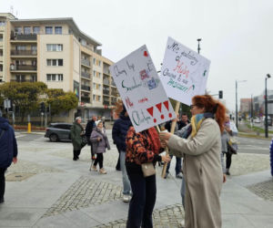 Poszerzenie granic administracyjnych Olsztyna kosztem Stawigudy i Dywit: mieszkańcy gmin protestowali przed ratuszem, byli prezydenci miasta popierają