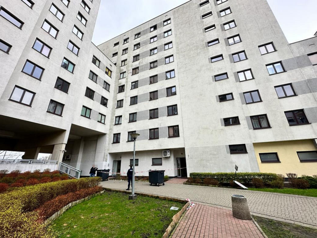 Rozrywający serce dramat na Bemowie. Kobieta z maleńkim dzieckiem runęła z 8. piętra