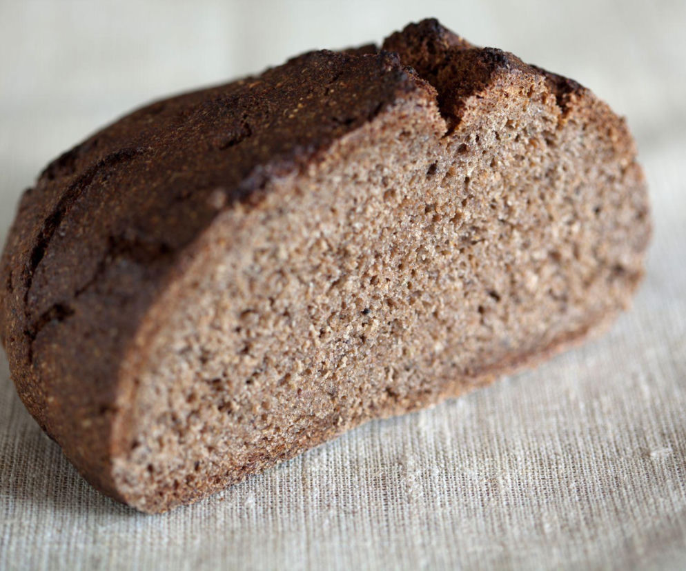 Chleb litewski na zakwasie – wilgotny, lekko kwaśny i długo świeży. Ten jeden trik daje mu wyjątkowy smak