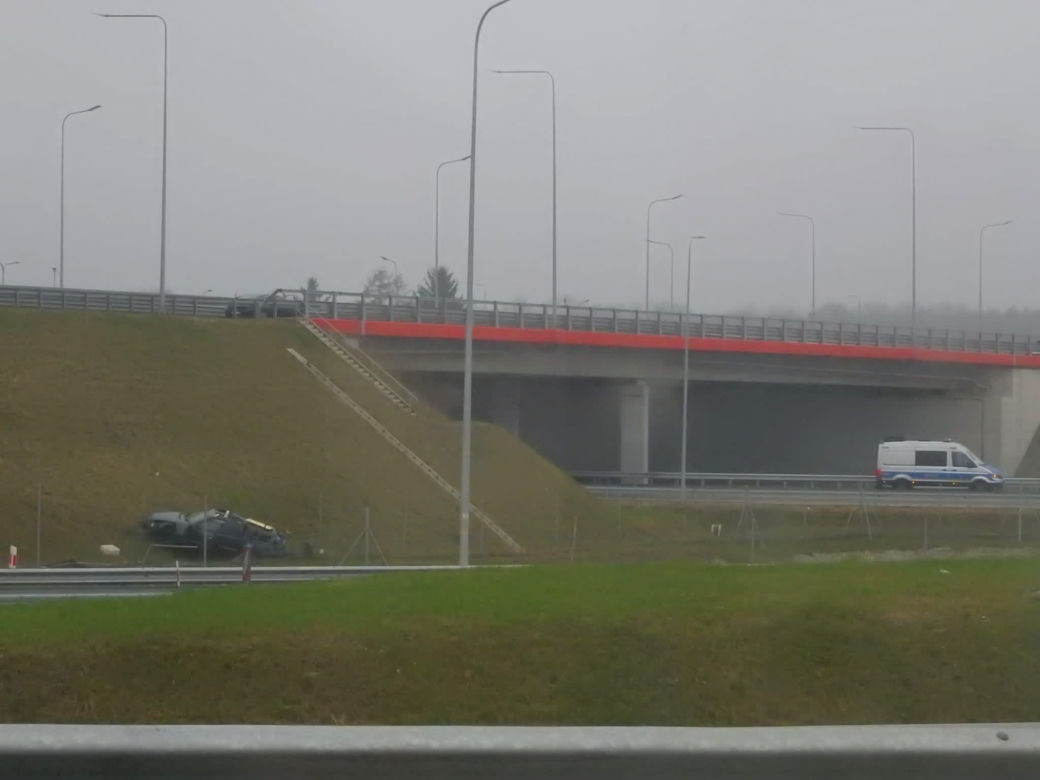 Przerażający wypadek w Majdanie pod Wiązowną. Mercedes przebił barierki i runął z wiaduktu