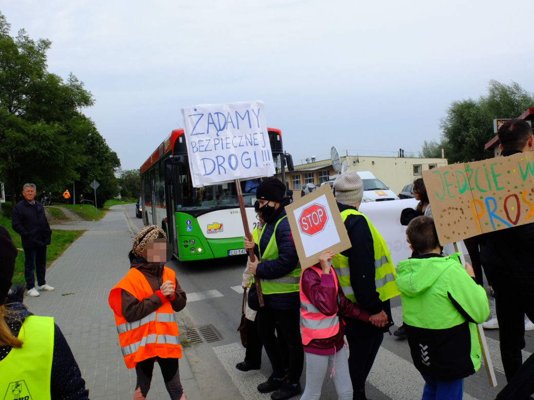 Kilka dni temu pod kołami auta zginął 9-latek. Mieszkańcy Krężnicy Jarej pod Lublinem mają dość. Protestują.