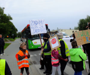 Kilka dni temu pod kołami auta zginął 9-latek. Mieszkańcy Krężnicy Jarej pod Lublinem mają dość. Protestują.