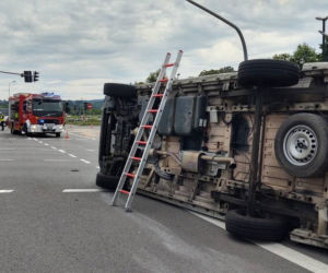Wypadek w Nowy Sączu. Matka z dzieckiem jechała karetką do szpitala. Ambulans zderzył się z osobówką
