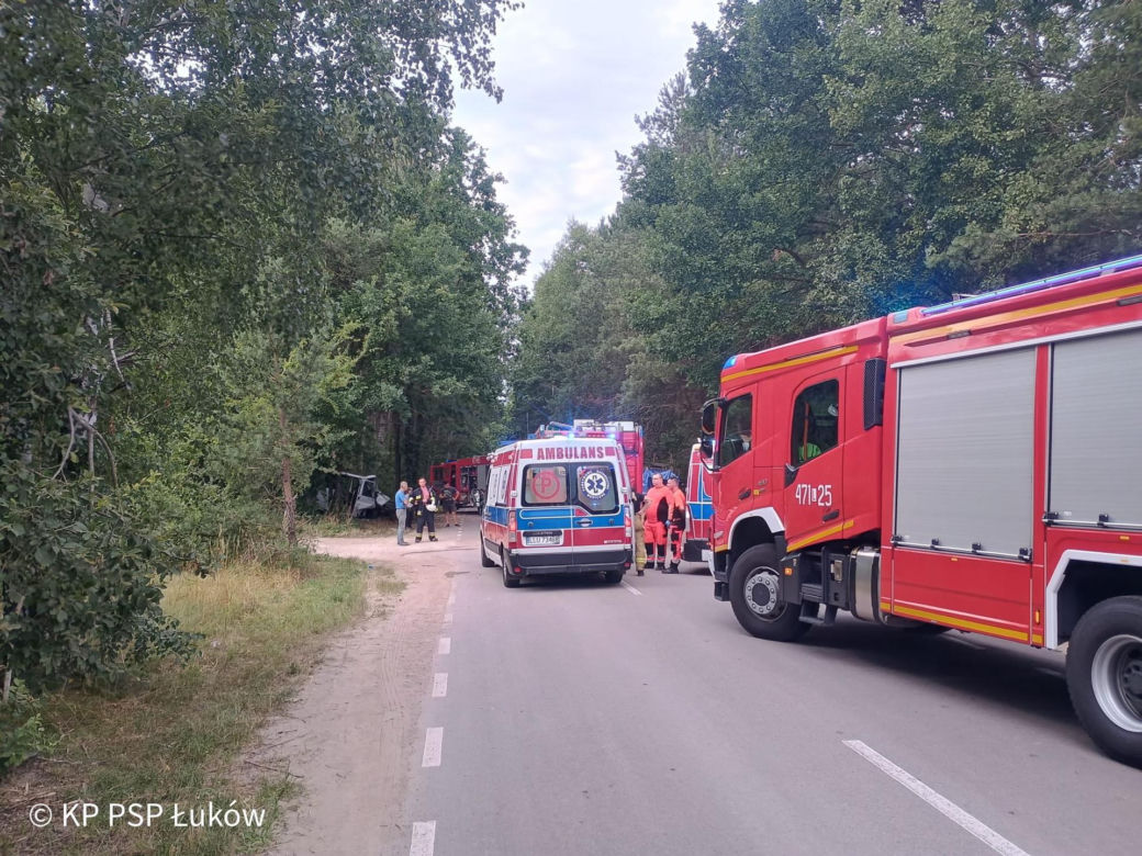 Bus rozbił się na drzewie. Wielu poszkodowanych, śmigłowiec LPR w akcji