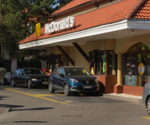 Gigantyczne kolejki samochodów pod McDonald's. Chcesz zjeść? Musisz odstać swoje