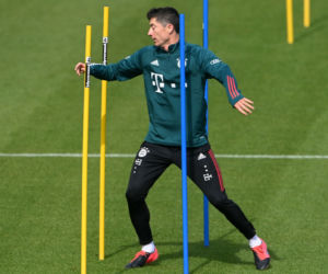 Lewandowski już obciąża kolano