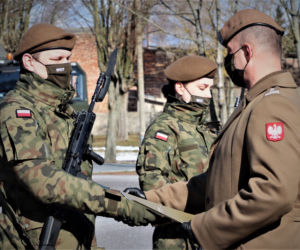 Przysięga wojskowa w Braniewie. Mamy blisko 60 nowych żołnierzy [ZDJĘCIA]