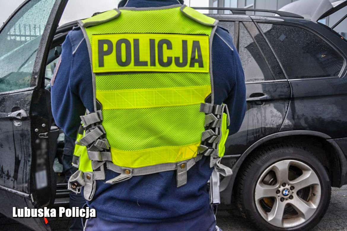Zatrzymali BMW za przekroczenie prędkości. W aucie było siedmiu Syryjczyków