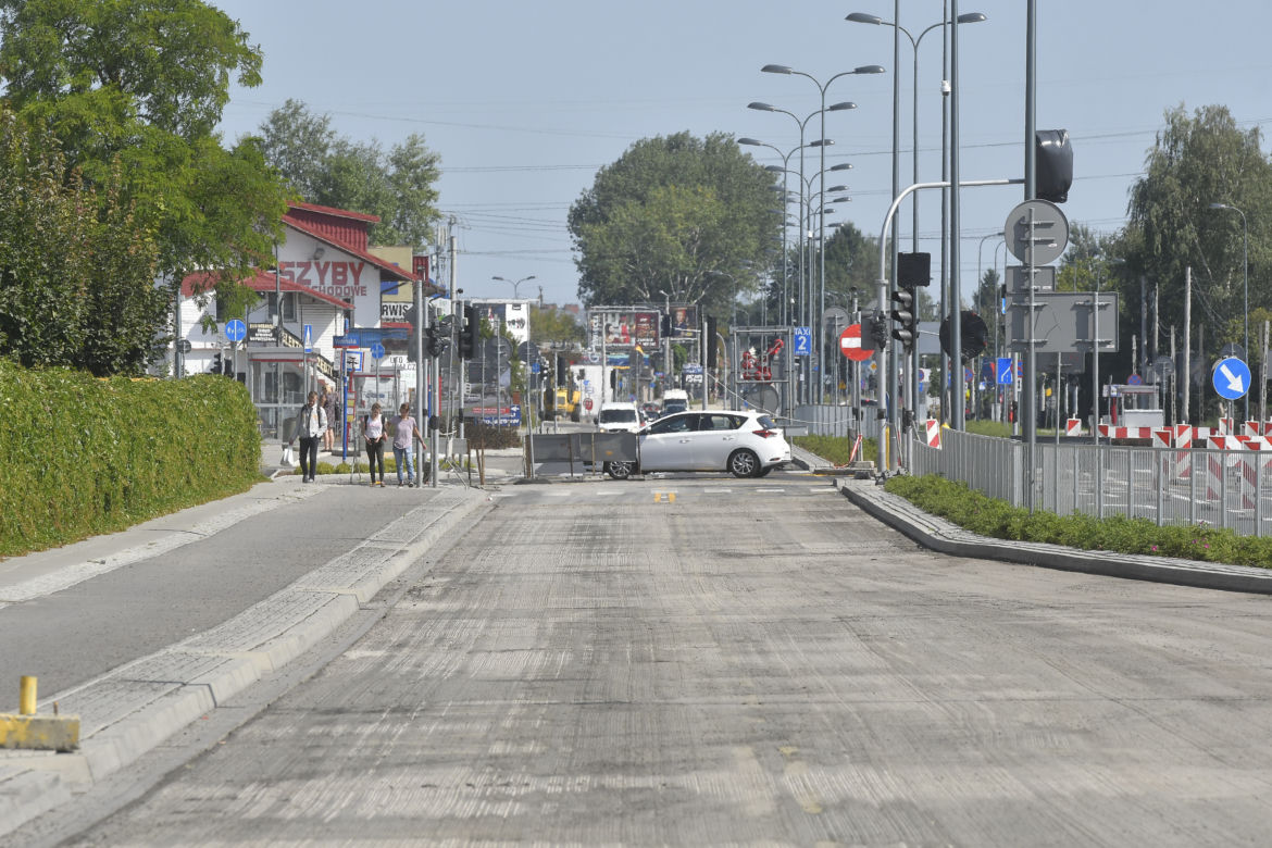 Asfalt się kruszy, bo kierowcy hamują. Remont Łodygowej