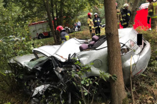 Rusiec. Śmiertelny wypadek pod Bełchatowem. Auto zmasakrowane