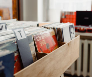 Zlikwidowano fabrykę podrabianych winyli. Hity Taylor Swift produkowali na 70-letnich maszynach