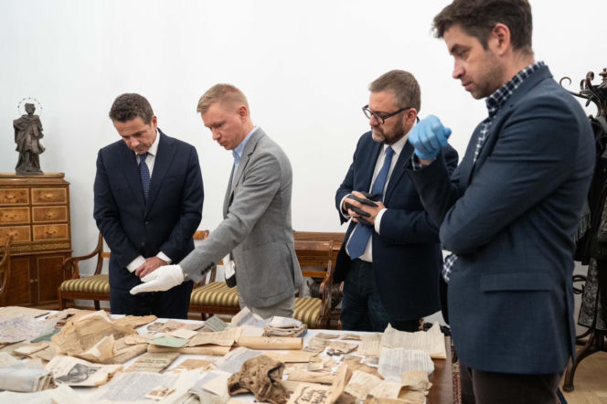 Tajne dokumenty ujawnione po 81 latach. Rafał Trzaskowski mówi o sensacyjnym odkryciu