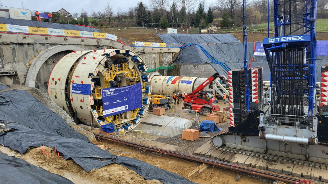 Wielkie chińskie maszyny TBM drążą najdłuższy tunel kolejowy w Polsce