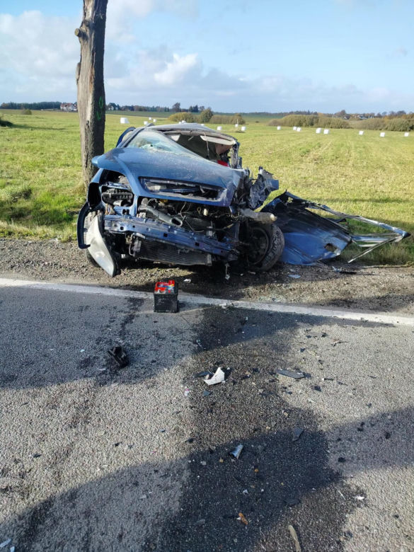 Zderzenie ciężarówki z osobówką, kolosa aż wyrzuciło z drogi! Jedna osoba nie żyje, zdjęcia porażają