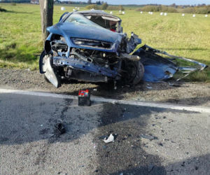 Zderzenie ciężarówki z osobówką, kolosa aż wyrzuciło z drogi! Jedna osoba nie żyje, zdjęcia porażają