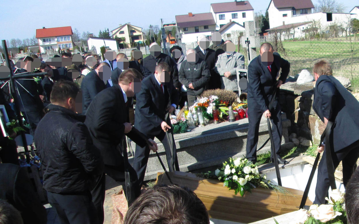 Razem się urodzili i razem zginęli. Audi bliźniaków roztrzaskało się o przydrożne drzewo 