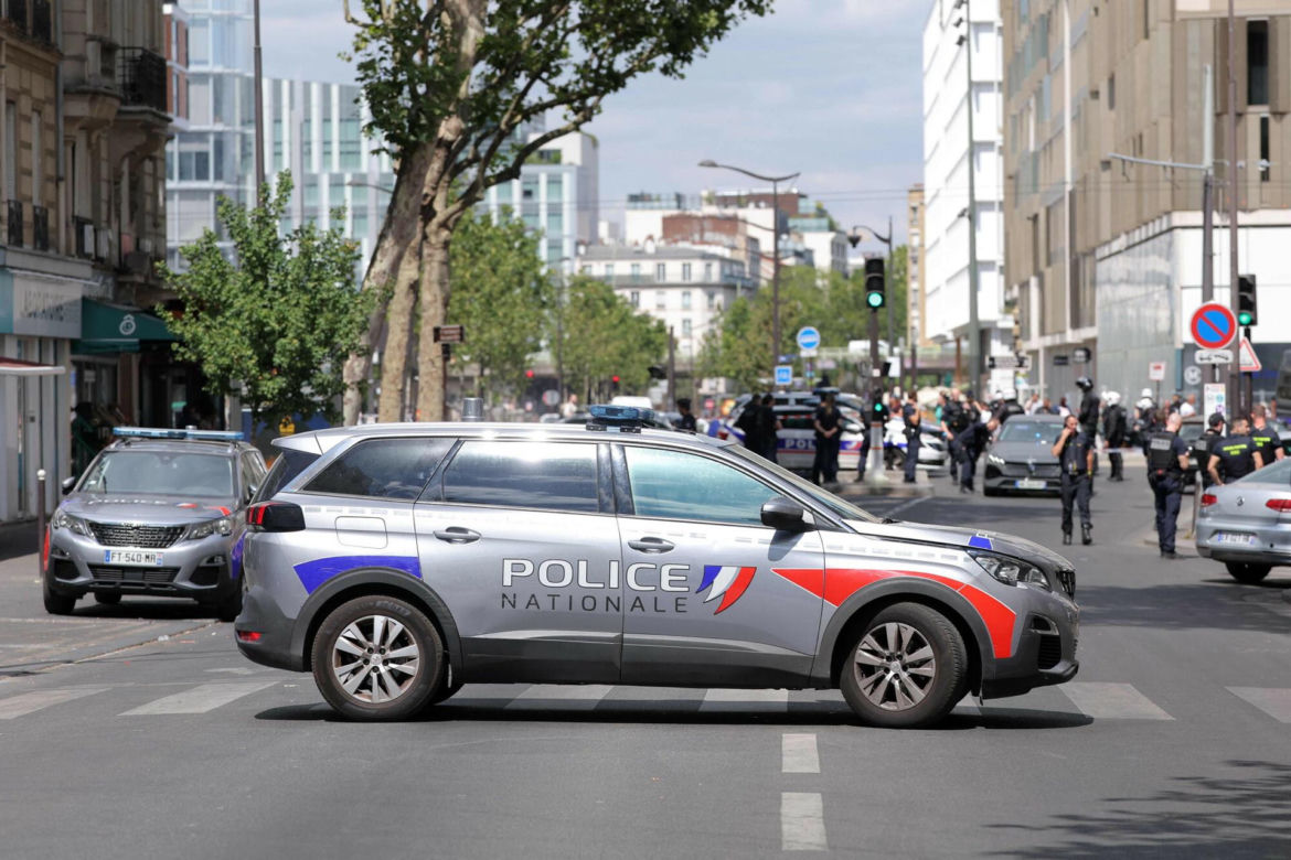 Krwawy atak w centrum Paryża. Nożownik rzucił się na kobiety, wszystko nagrała kamera