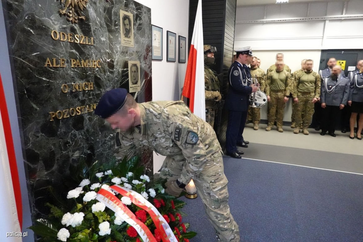 Policjanci opłakują śmierć antyterrorysty. Zginął w wybuchu na stacji paliw na Pradze