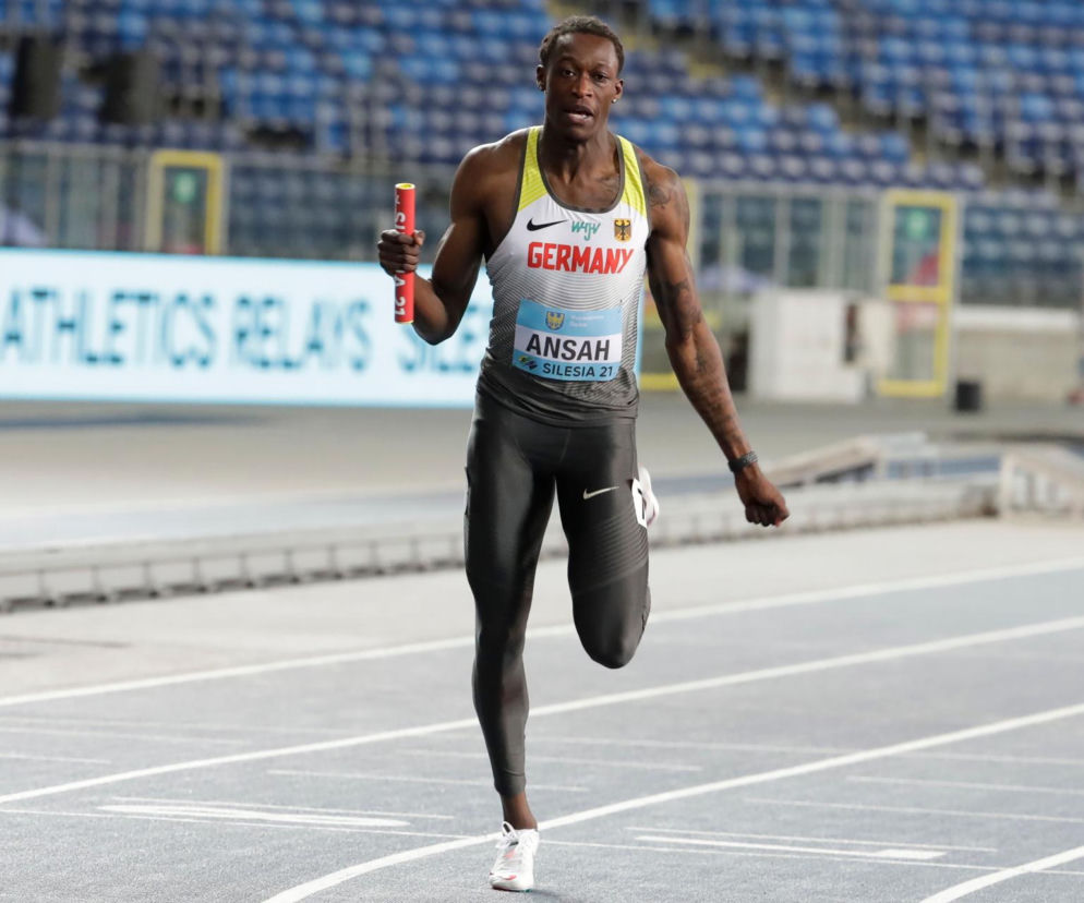 Sprinter Owen Ansah biegnie po bieżni z pałeczką sztafetową. O jego kłopotach z NADA przeczytasz na SE Supersport.