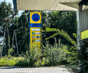 4,56 zł za litr?! Ta stacja benzynowa jest jak kapsuła czasu. O takich cenach paliw można tylko pomarzyć!