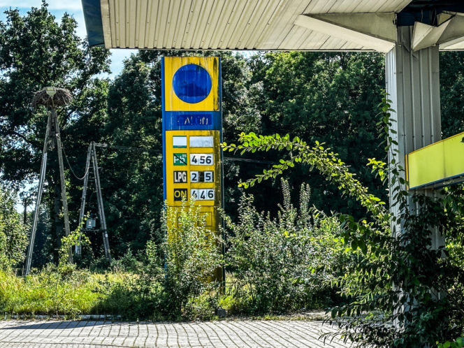 4,56 zł za litr?! Ta stacja benzynowa jest jak kapsuła czasu. O takich cenach paliw można tylko pomarzyć!
