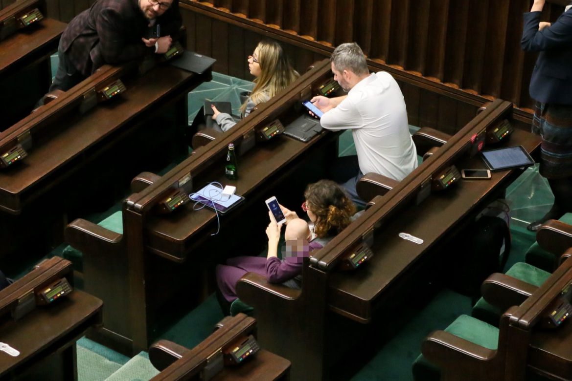  Posłanka Lewicy karmi dziecko piersią w Sejmie