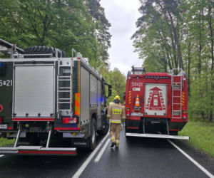 22-letni kierowca volkswagena stracił panowanie nad autem i zderzył się z ciężarówką