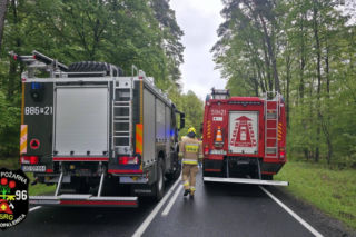 22-letni kierowca volkswagena stracił panowanie nad autem i zderzył się z ciężarówką