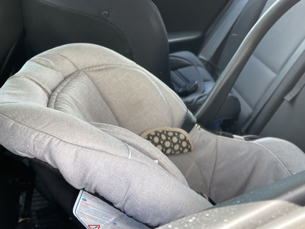 Wypadek na Woli w Warszawie. Samochód wjechał pod tramwaj. Są ranni, w tym dwójka niemowląt 