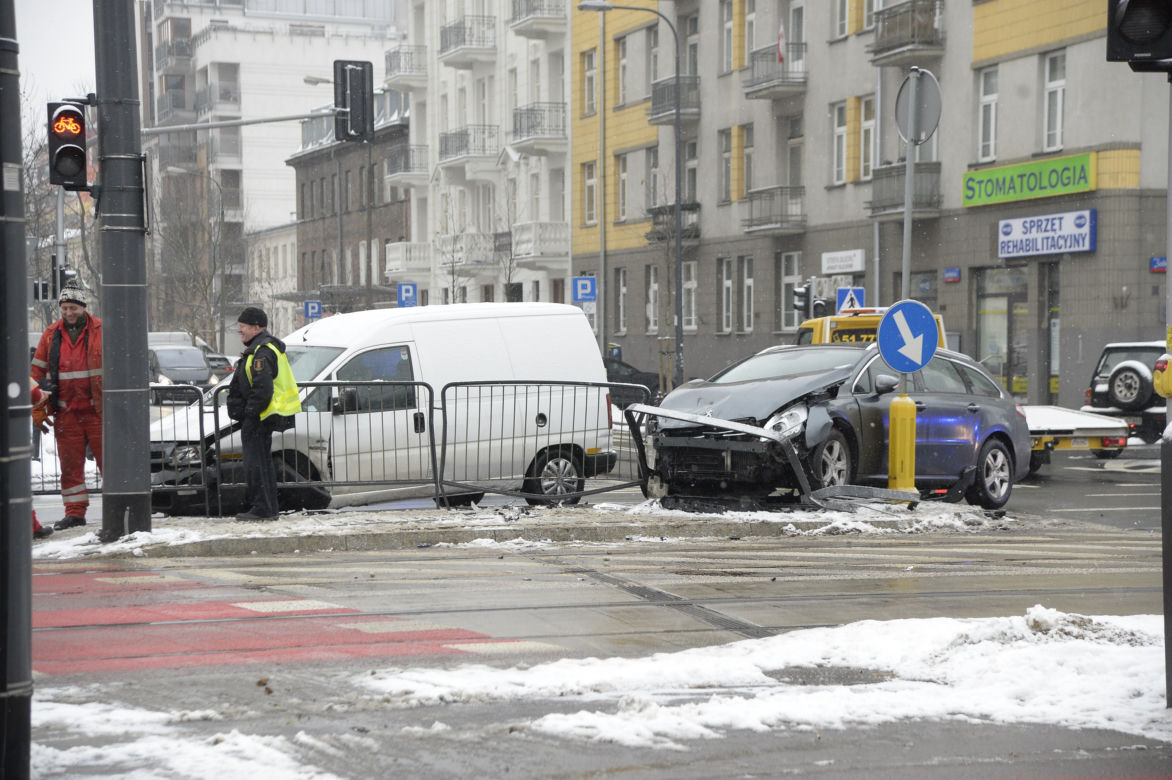 Warszawa. Wypadek na skrzyżowaniu ulic: alei Solidarności i ulicy Jagielońskiej.