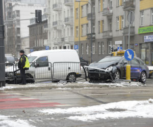 Warszawa. Wypadek na skrzyżowaniu ulic: alei Solidarności i ulicy Jagielońskiej.