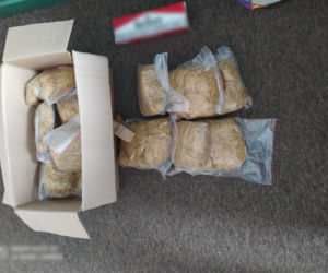 Kobieta w swoim mieszkaniu trzymała 1700 paczek nielegalnych papierosów