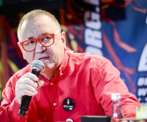 Jerzy Owsiak na przestrzeni lat. Tak zmieniał się jego charakterystyczny wizerunek